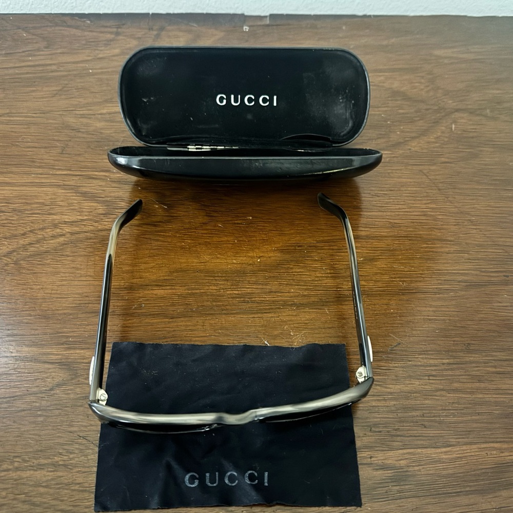 Vintage Gucci rectangular sunglasses (late 90s, early 2000s). - Picture 2 of 6